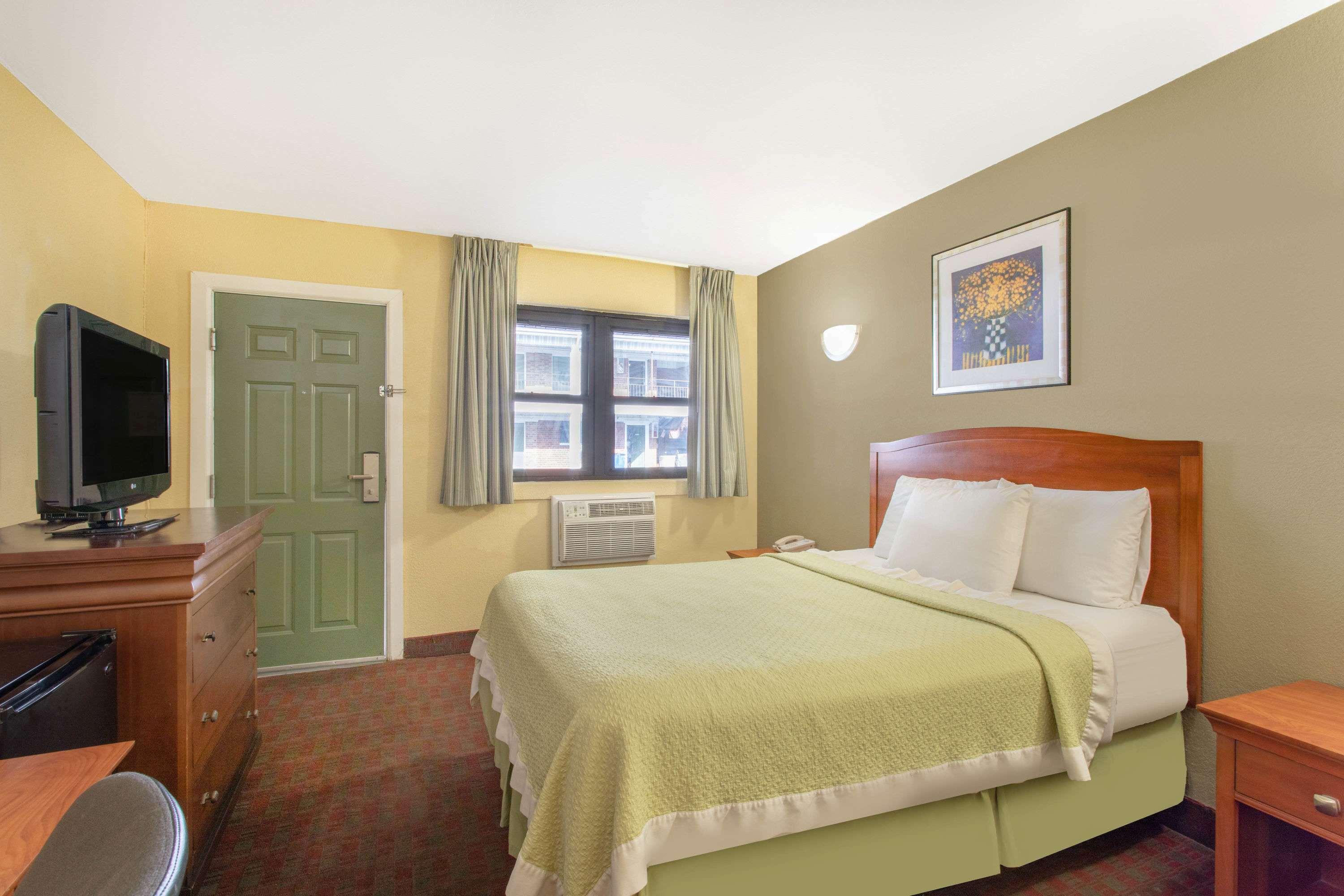 Days Inn by Wyndham Elmsford Eksteriør bilde