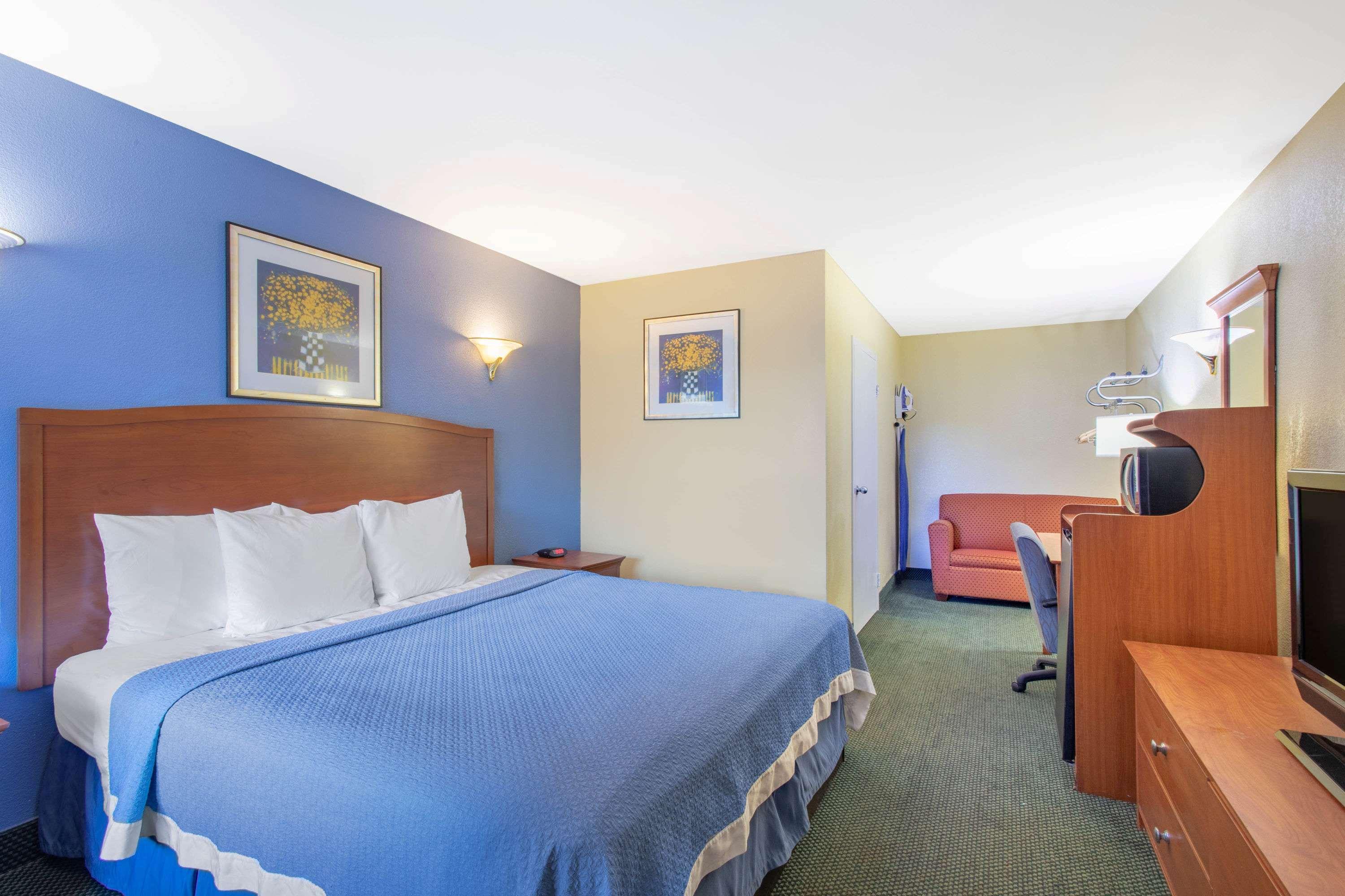 Days Inn by Wyndham Elmsford Eksteriør bilde