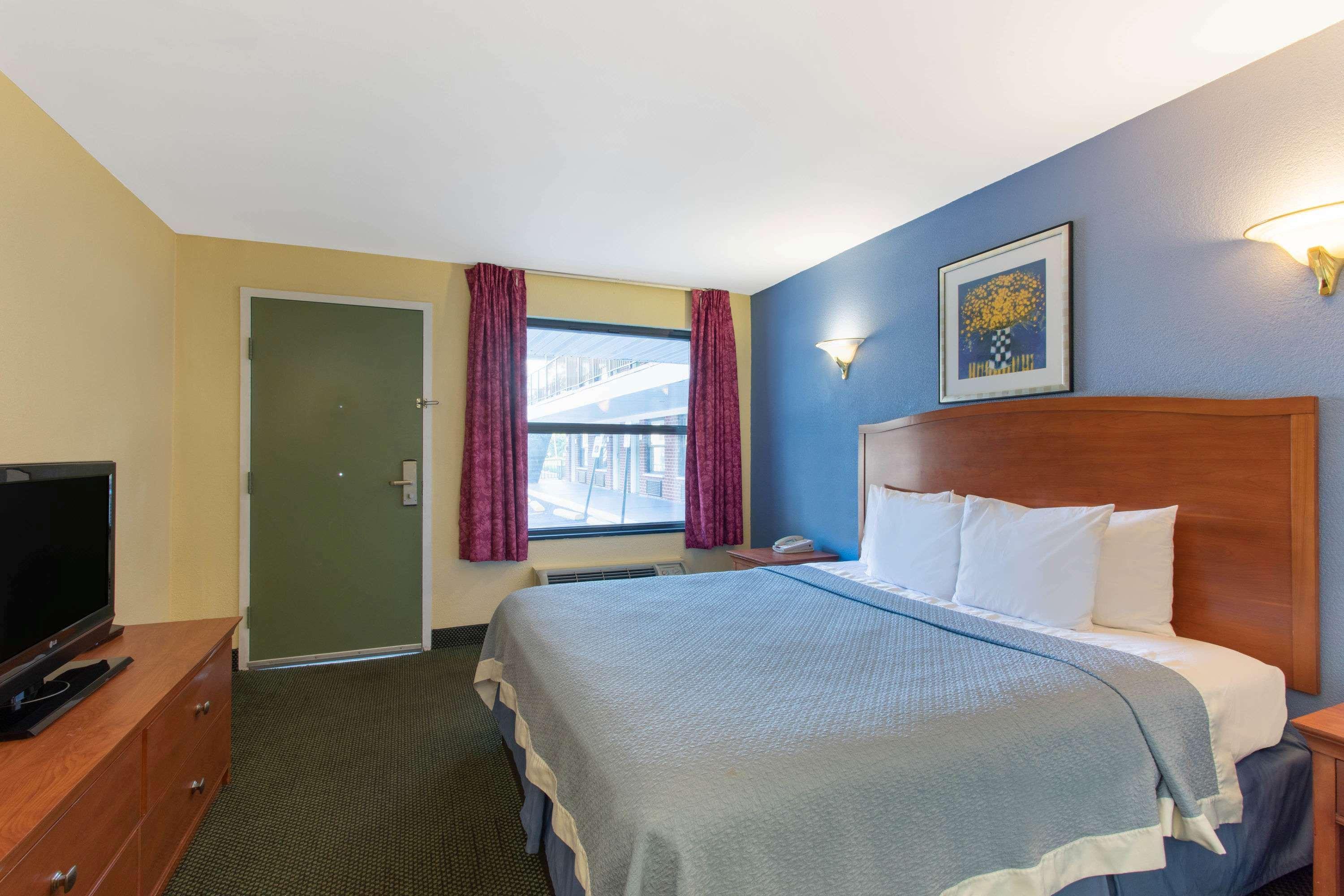 Days Inn by Wyndham Elmsford Eksteriør bilde
