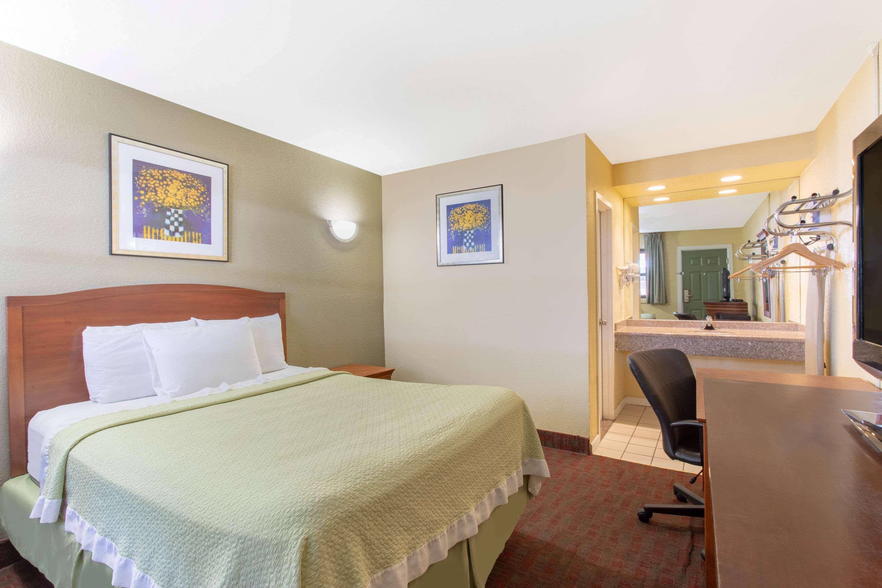 Days Inn by Wyndham Elmsford Eksteriør bilde