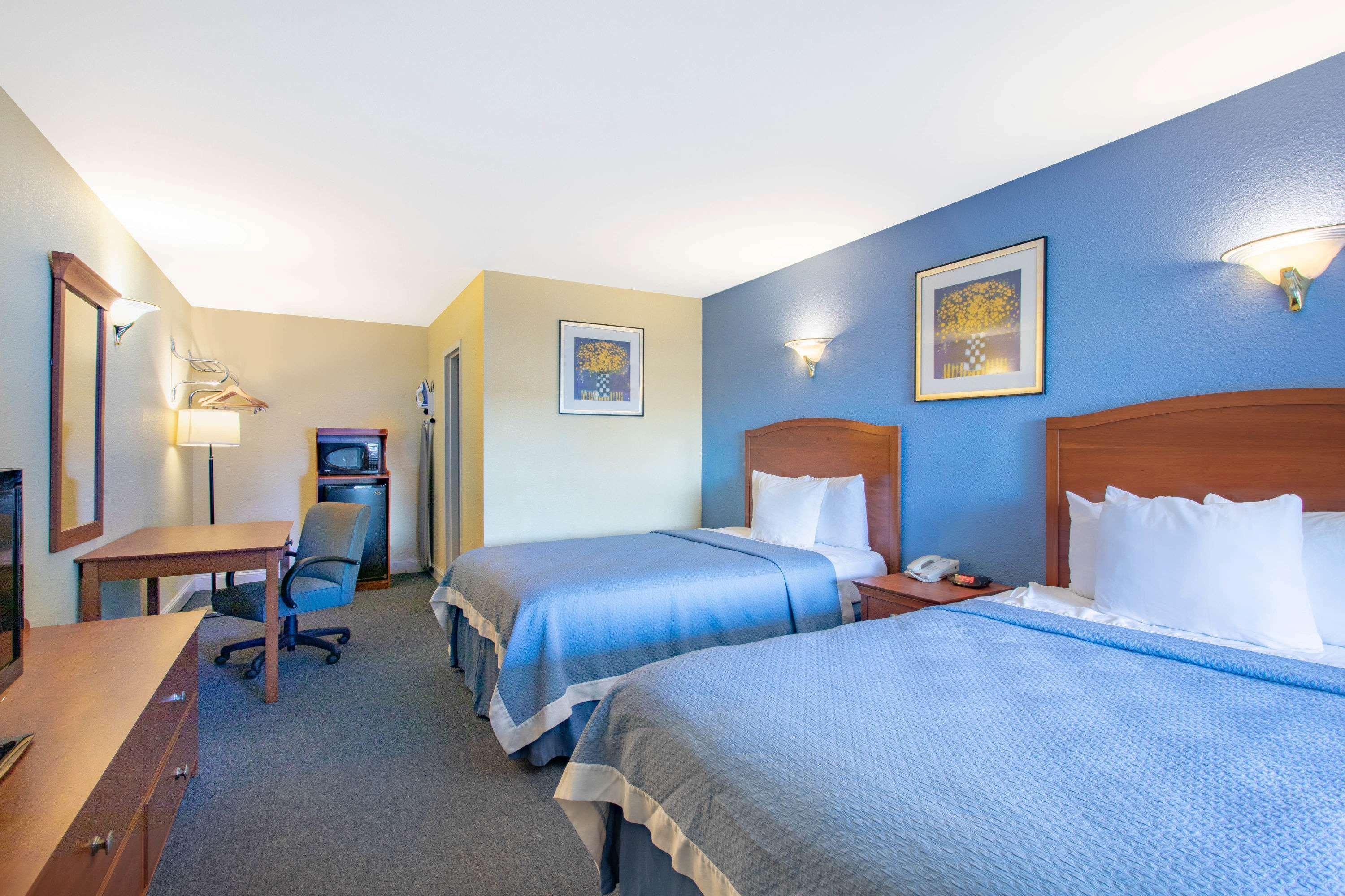 Days Inn by Wyndham Elmsford Eksteriør bilde