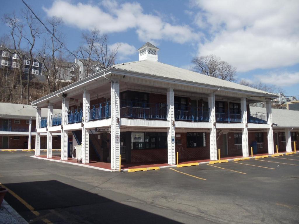 Days Inn by Wyndham Elmsford Eksteriør bilde